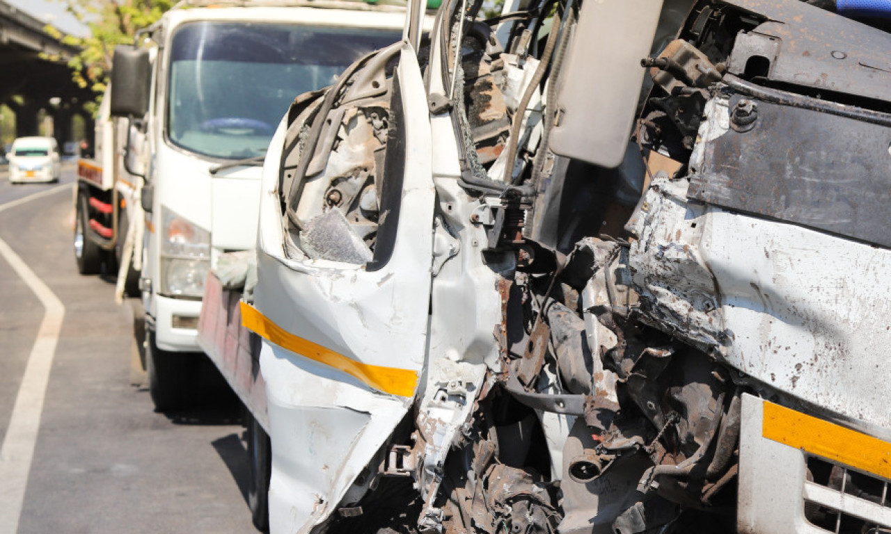 TEŠKA SAOBRAĆAJKA U ŠAPCU: Sudarili se kamion miksera i automobil (FOTO)