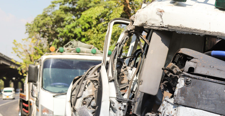 TEŠKA SAOBRAĆAJKA U ŠAPCU: Sudarili se kamion mikser i automobil (FOTO)