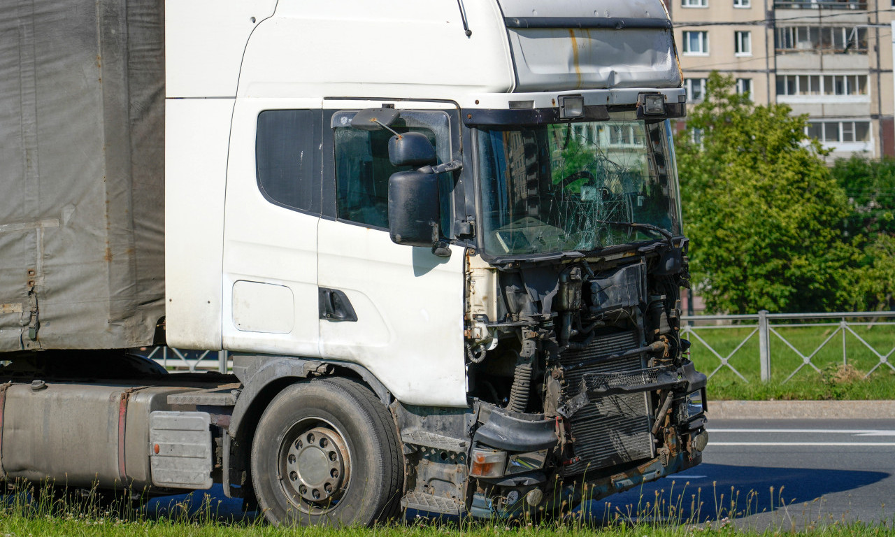 POGINUO VOZAČ BMW-a KOD STAJIĆEVA! Žestok sudar kamiona i vozila, saobraćaj u prekidu