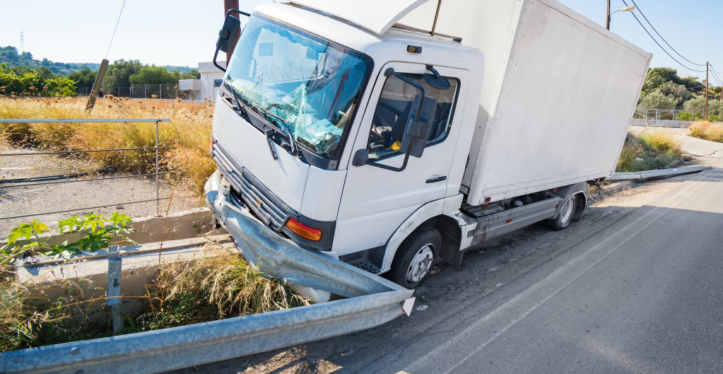 KAMION SLETEO SA PUTA, PA PROBIO ZAŠTITNU OGRADU Teška saobraćajka kod Aleksinca, stvaraju se zastoji (VIDEO)