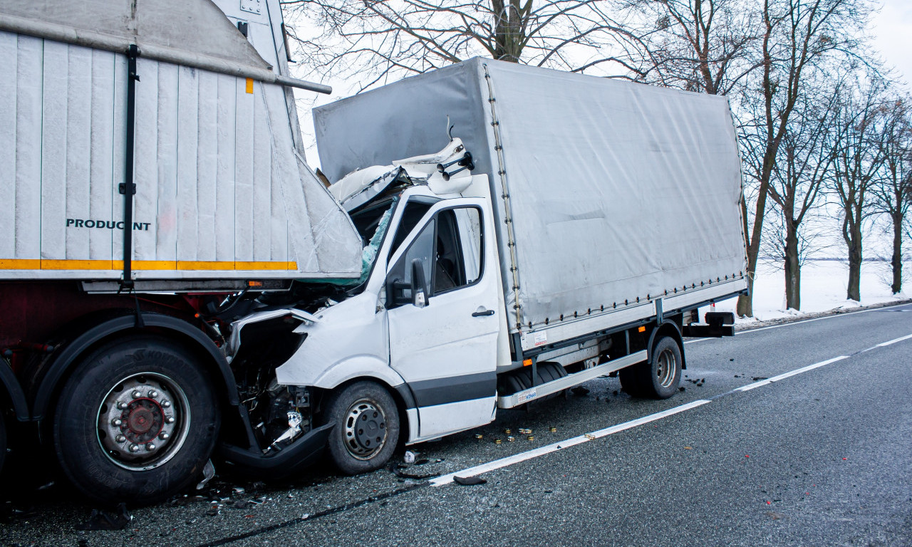 TEŽAK SUDAR DVA KAMIONA U SMEDEREVU! Vatrogasci izvlače povređene