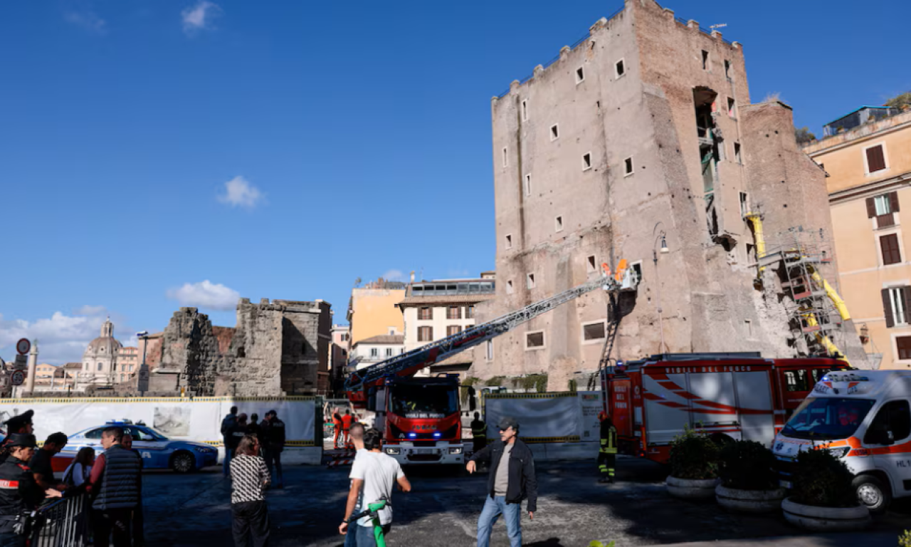 URUŠILA SE KULA U RIMU Ljudi zatrpani pod ruševinama kod Koloseuma! (FOTO)