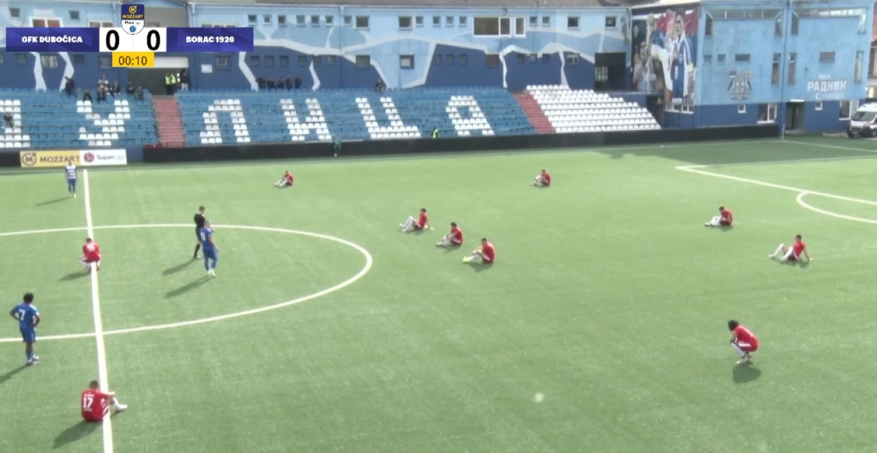 SKANDAL POTRESA SRPSKI FUDBAL: Igrači seli na teren i odbili da igraju, ali poruka je jasna – "Hoćemo plate!" (VIDEO)