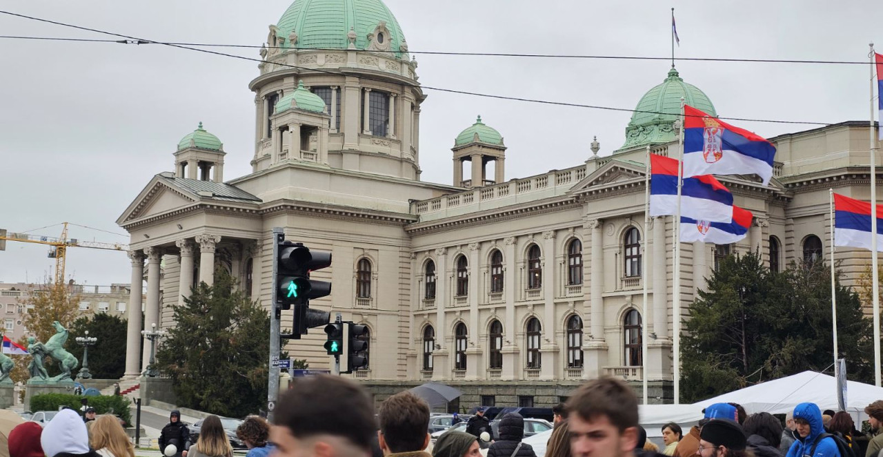 K1 INFO NA LICU MESTA Evo šta se sada dešava ispred Skupštine Srbije i šta radi Dijana Hrka (FOTO)