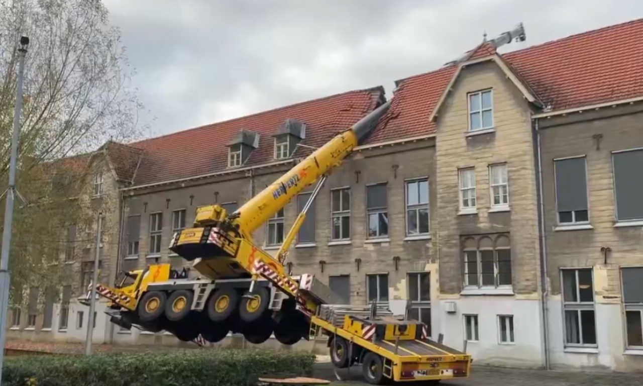 DIZALICA PROBILA KROV AMBULANTE Pogledajte ovaj horor na gradilištu (VIDEO)