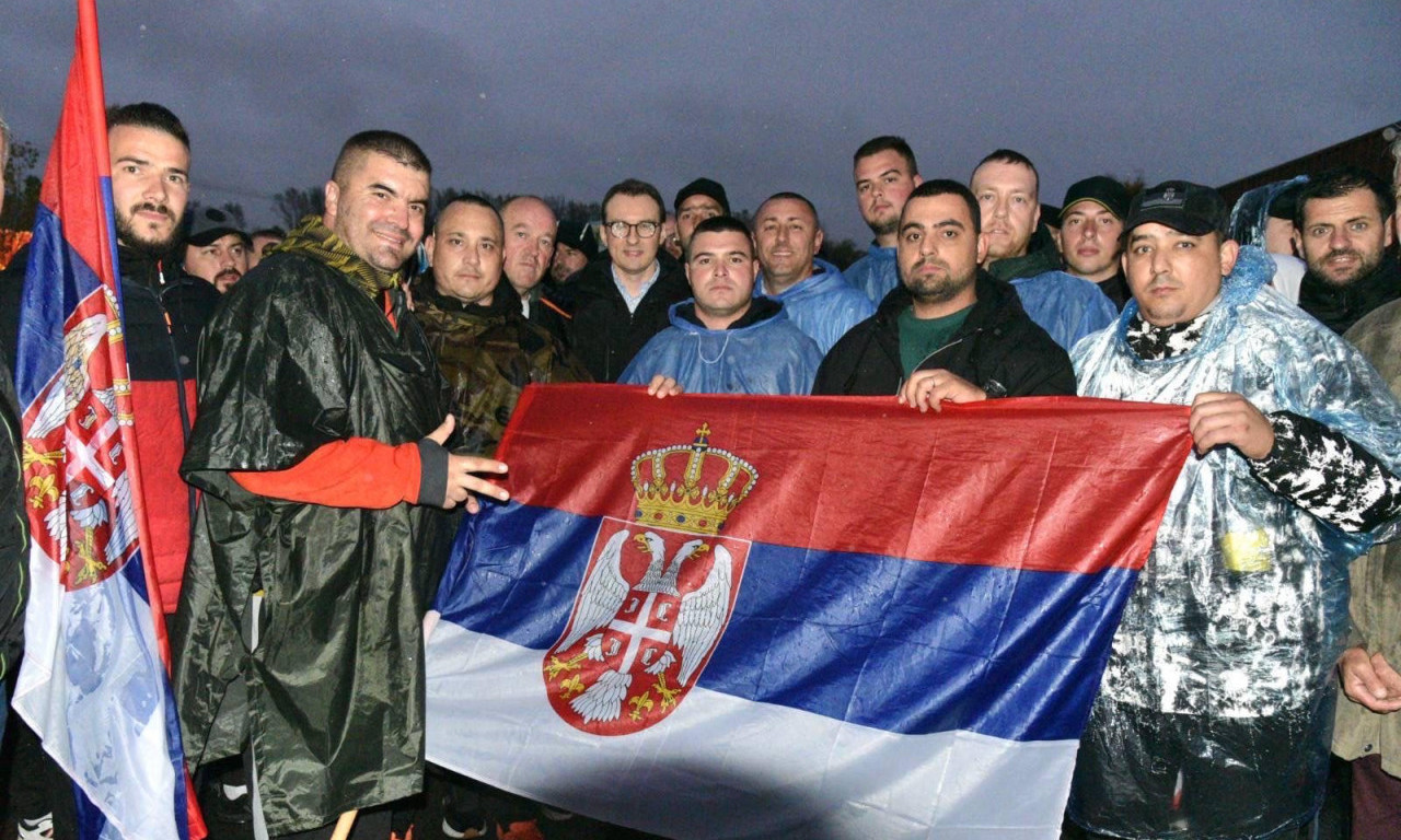 SRBI SA KIM STIGLI U LAZAREVAC Dočekani uz pesme i bakljadu, obratio se Petar Petković (FOTO+VIDEO)