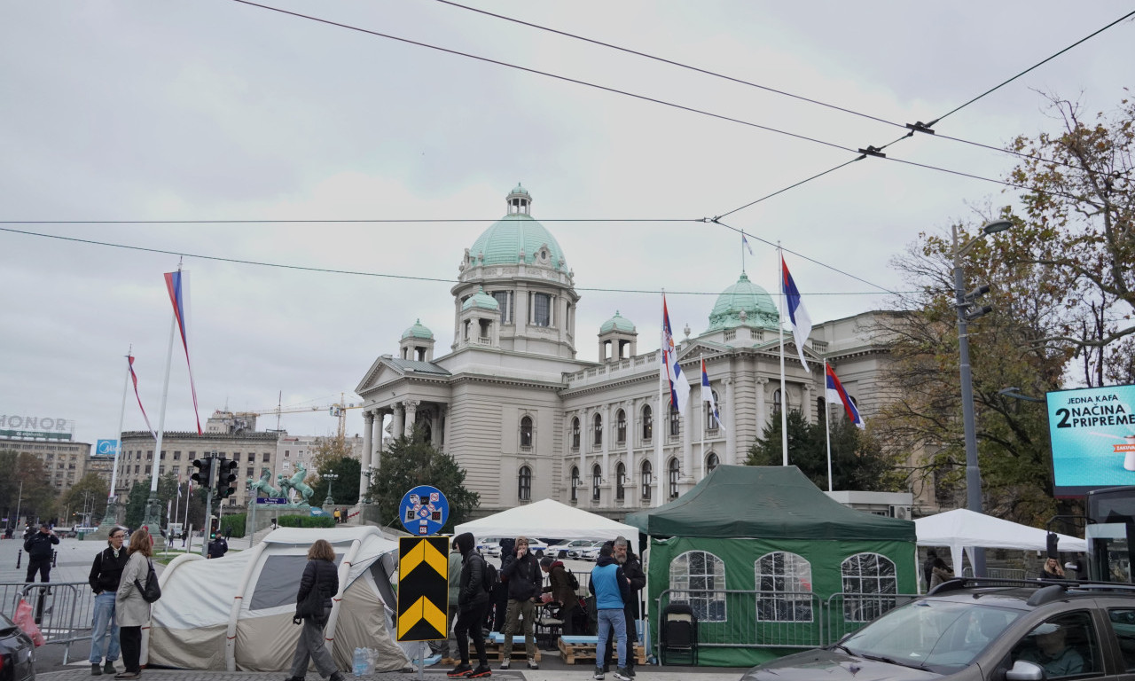 ŠTA SE DEŠAVA ISPRED SKUPŠTINE SRBIJE Postavljeni novi šatori, evo ko je u njima (VIDEO+FOTO)