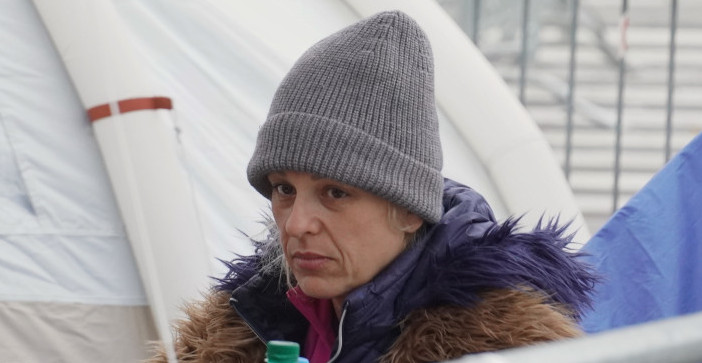 DIJANA HRKA PREKINULA ŠTRAJK GLAĐU Ostaje ispred Skupštine