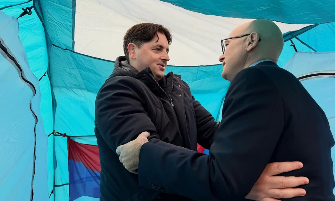 HITNA POMOĆ ODVEZLA UGLJEŠU MRDIĆA Devet dana štrajkuje glađu, evo šta se dešava ispred Skupštine