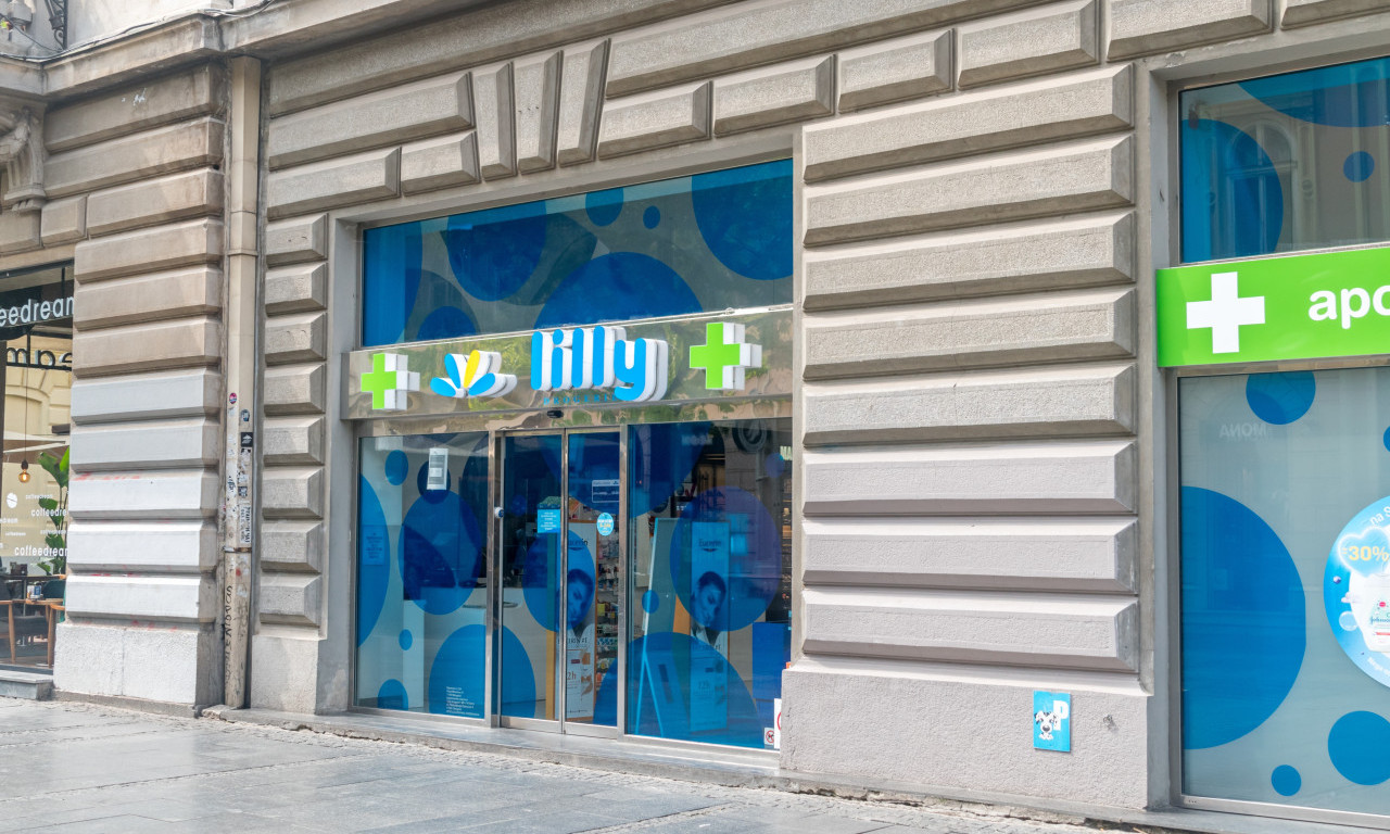 KOLIMA SE ZAKUCAO U "LILLY" NA VOŽDOVCU Staklo na sve strane, oborena i bandera (FOTO)