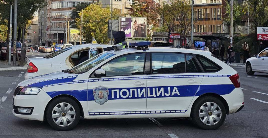 TRI MALOLETNIKA NAPALA DOSTAVLJAČA HRANE! Udarali ga po glavi i tražili novac, užas na Voždovcu