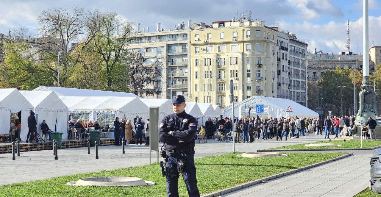 PONOVO OKUPLJANJE ISPRED SKUPŠTINE Saobraćaj blokiran, pogledajte šta se trenutno dešava (FOTO)