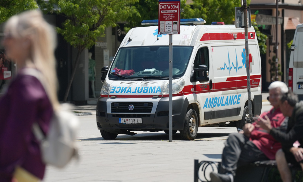 ŽESTOKA SAOBRAĆAJKA U KRAGUJEVCU! Motociklista naleteo na pešaka, hitno prebačen u bolnicu