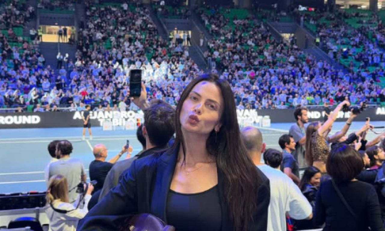 MILICA PAVLOVIĆ BODRILA ĐOKOVIĆA: Evo sa kim je došla i šta je obukla za meč u Atini! (FOTO+VIDEO)
