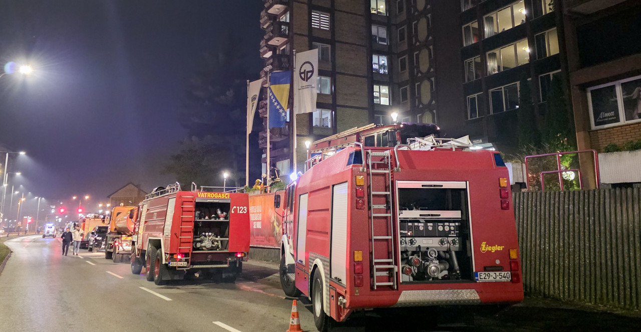 DRAMA U BLOKU 64: Gust dim kuljao iz popularnog lokala, vatrogasci uleteli u gust dim! (VIDEO)