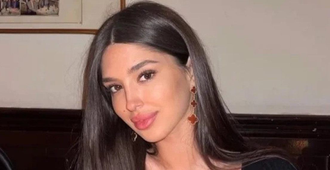 ĐINA DŽINOVIĆ SE PONOVO SKINULA! Raskopčala farmerke i pokazala gole noge (FOTO)