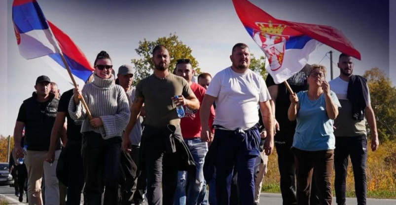 DOČEK SRBA KOJI PEŠAČE SA KiM DANAS U 17 ISPRED SKUPŠTINE "Braćo i sestre, dobro došli u vaš Beograd" (FOTO)
