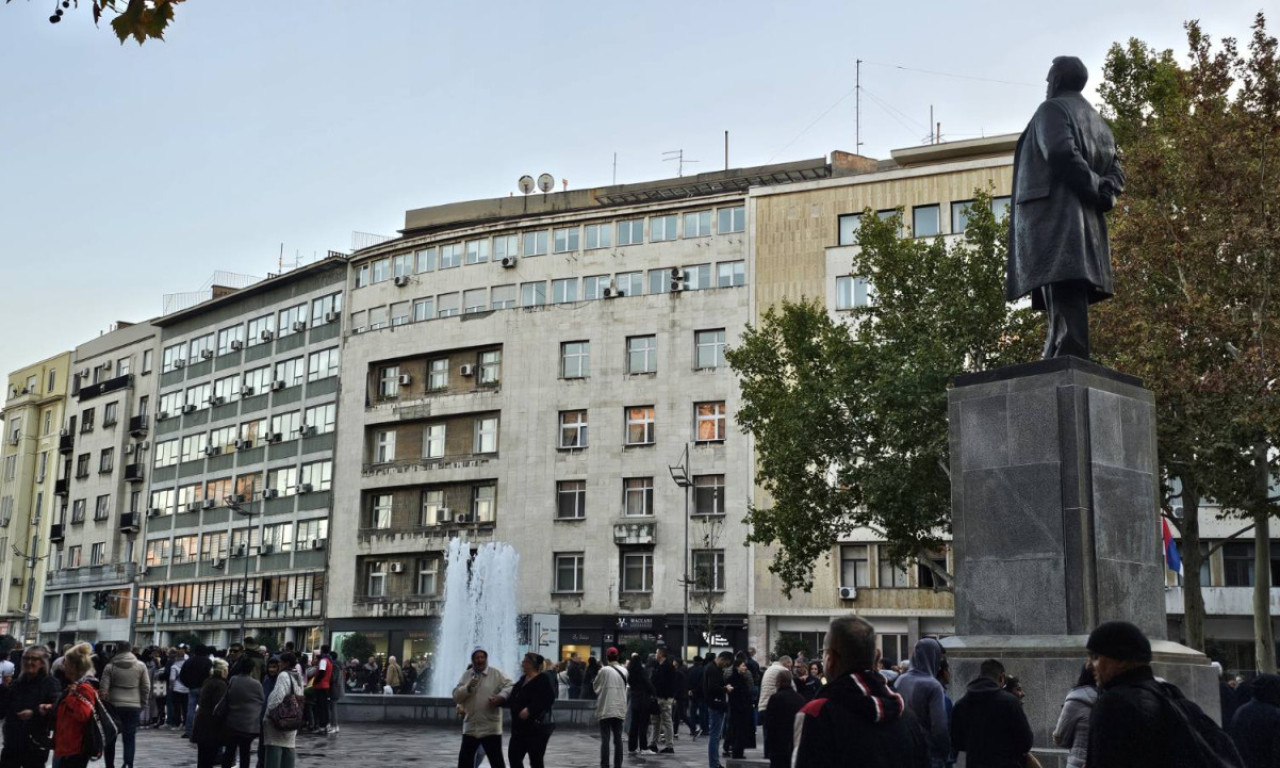 VELIKI DOČEK ZA SRBE SA KIM ISPRED SKUPŠTINE SRBIJE Grupa mladića pešačila osam dana do prestonice (FOTO+VIDEO)