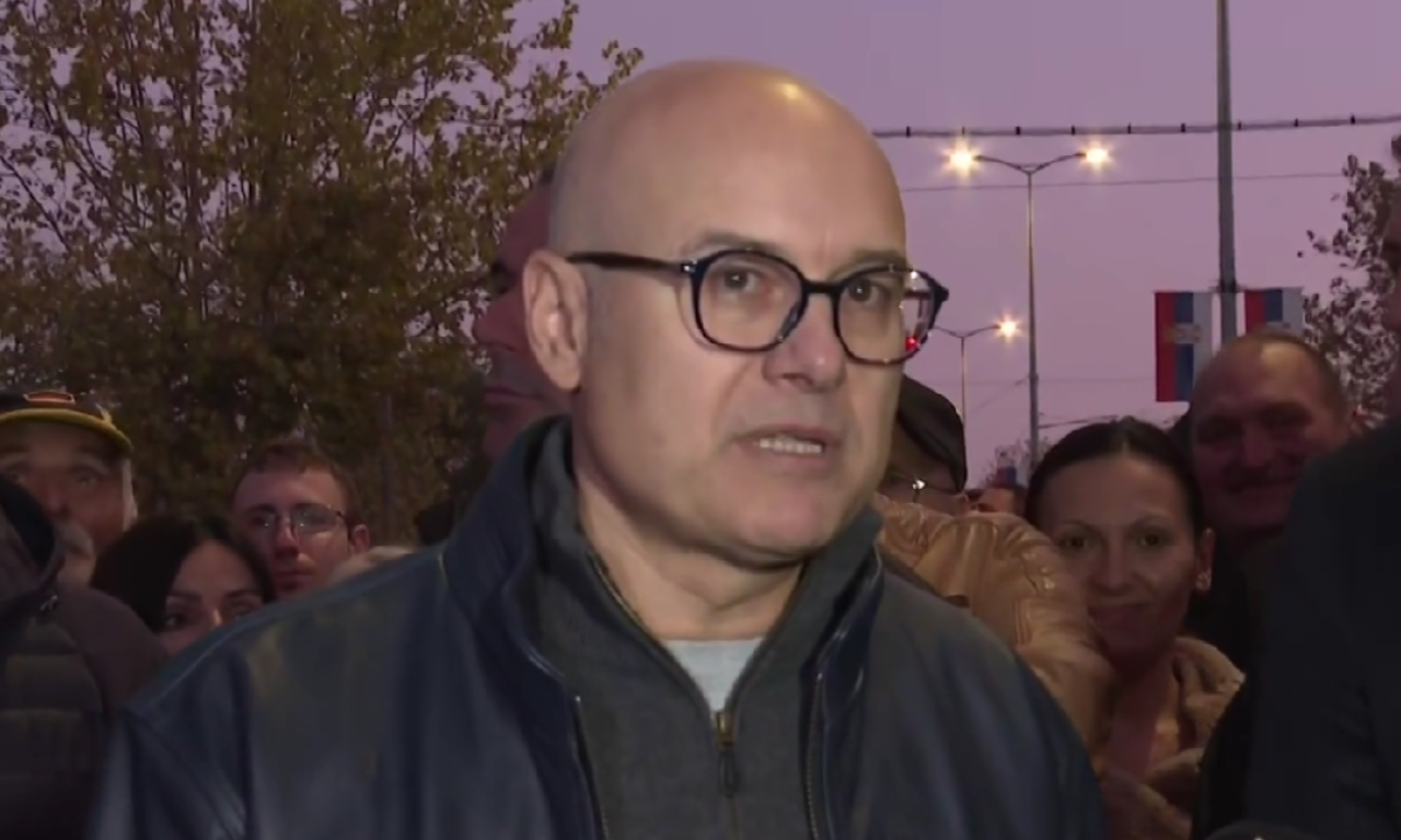 VUČEVIĆ ISPRED SKUPŠTINE SA SRBIMA SA KIM: "Zahvalimo im se što čuvaju srpsku državu u južnoj pokrajini"