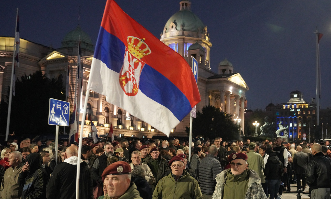 VELIKI DOČEK ZA SRBE SA KIM ISPRED SKUPŠTINE SRBIJE Grupa mladića pešačila osam dana do prestonice (FOTO+VIDEO)