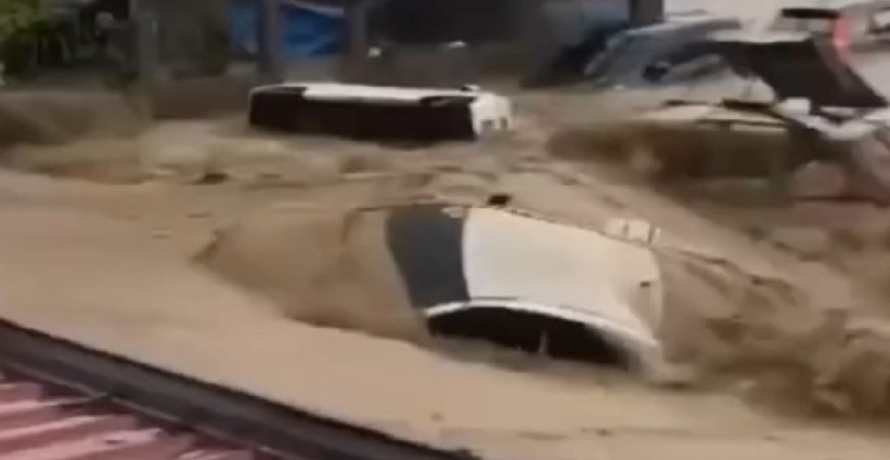 STRAVIČAN TAJFUN POGODIO FILIPINE Broje se mrtvi, vodena stihija nosi sve pred sobom (VIDEO)