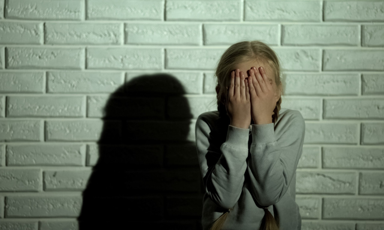 SNIMAK KOJI RAZBIJA SRCE Žena udara šamar devojčici u autobusu u Beogradu, hoće li neko da reaguje? (VIDEO)