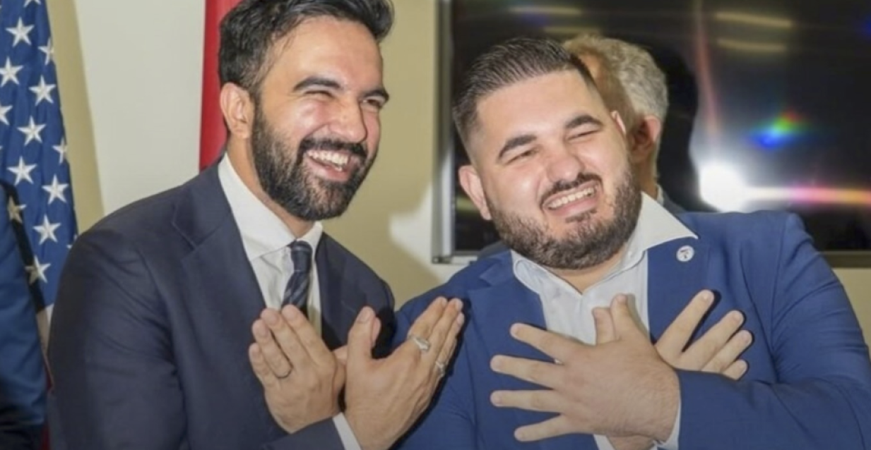 ŠOK! NOVI GRADONAČELNIK NJUJORKA POKAZAO SIMBOL VELIKE ALBANIJE! Mamdani, ovo Srbija nije očekivala! (FOTO)