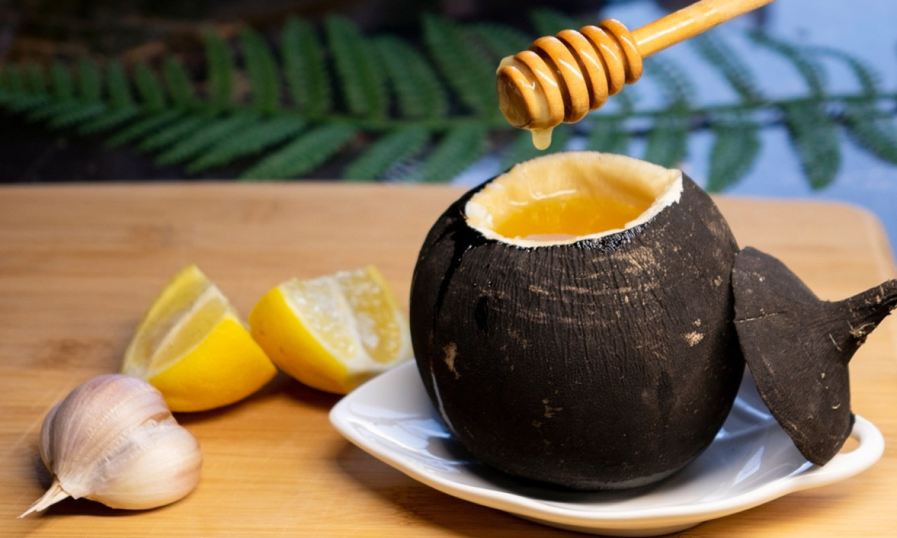 PRIRODNI SIRUP OD CRNE ROTKVE I MEDA Prirodni lek koji smiruje kašalj, razgrađuje sluz i jača imunitet