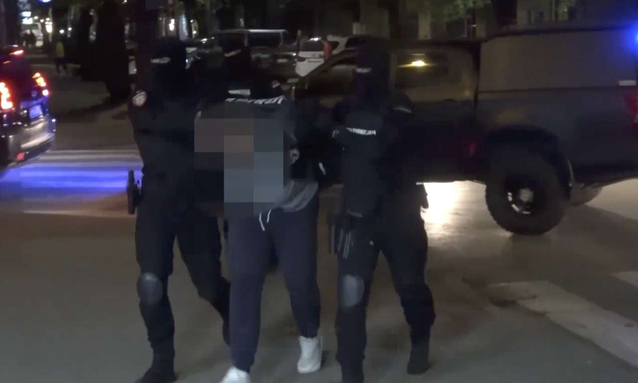 ŠTA JE TO KRIO U BMW-U? Policija na Batrovcima ostala u šoku nakon pregleda vozila, odmah mu stavljene lisice (VIDEO)