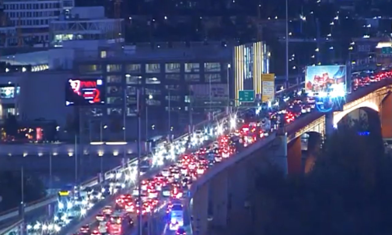 VELIKA SAOBRAĆAJNA GUŽVA NA GAZELI Zastoj na većini saobraćajnica u Beogradu zbog popodnevnog špica