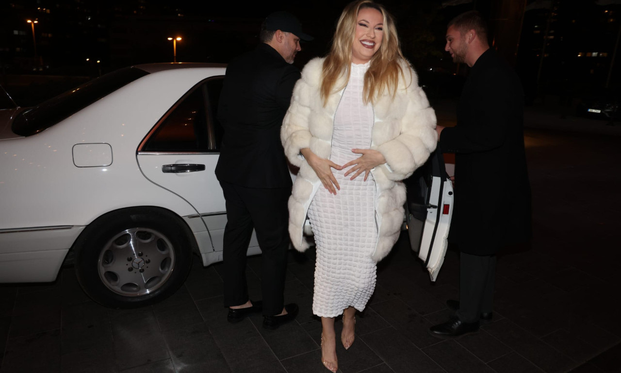 GLAVA MI JE KAO PUN MESEC, BACAM SE NA DIJETU Rada Manojlović na gala žurki progovorila o kilogramima (FOTO)