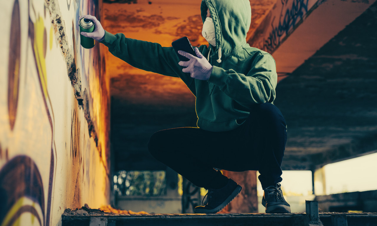 USTAŠKI SIMBOL I PORUKE MRŽNJE NA ZIDU ŠKOLE U SPLITU: "Ubij Srbina" i "Marš iz Hrvatske" (FOTO)