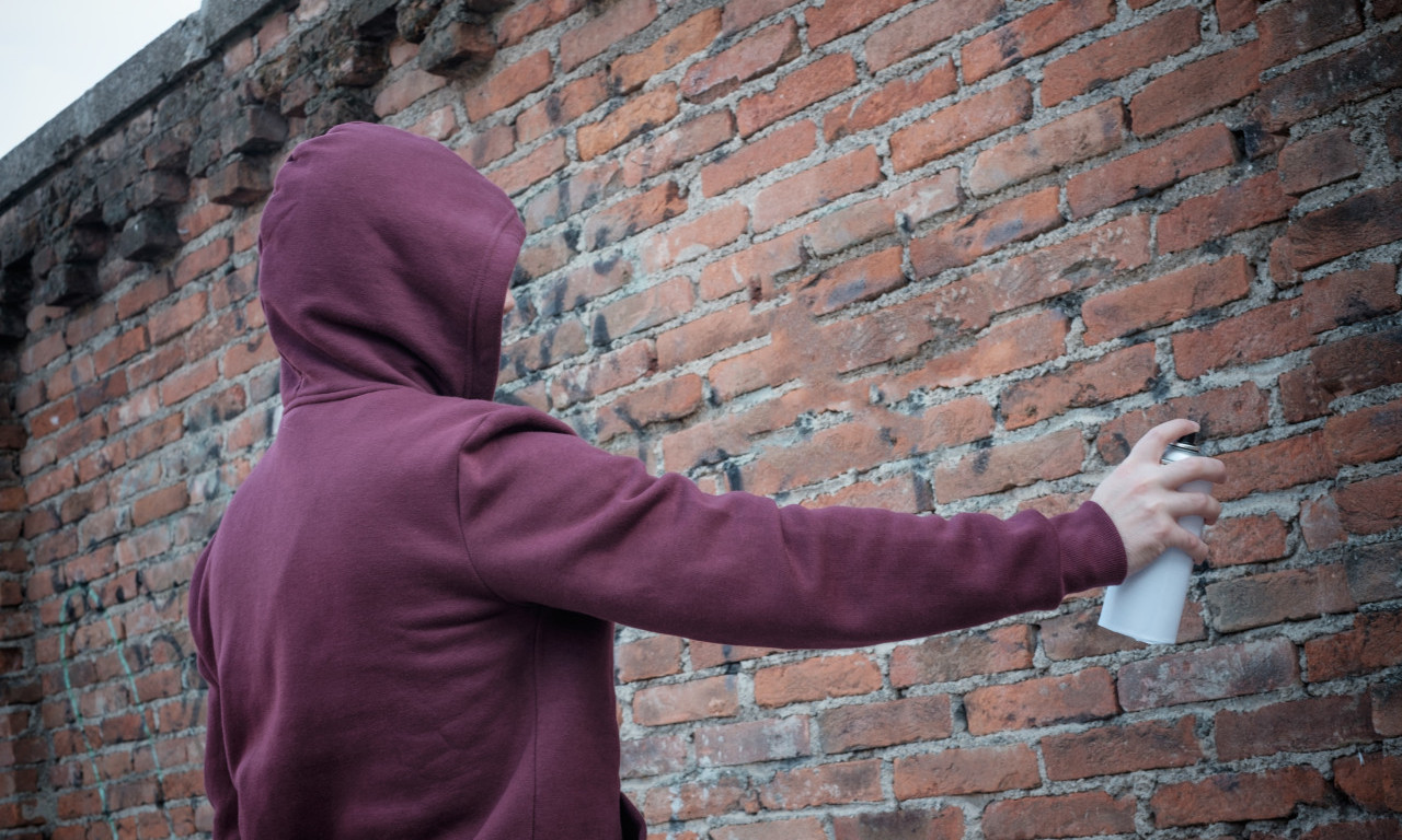 "SRBE ĆEMO KLATI" Novi jezivi natpisi kod škole u Zadru, "Ustašluk u Hrvatskoj poprima sve veće razmere" (FOTO)