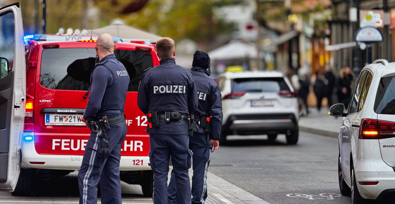 HAOS U BEČU "Mercedesom" od skoro 600 "konja" napravio karambol na ulici, ima povređenih (FOTO)