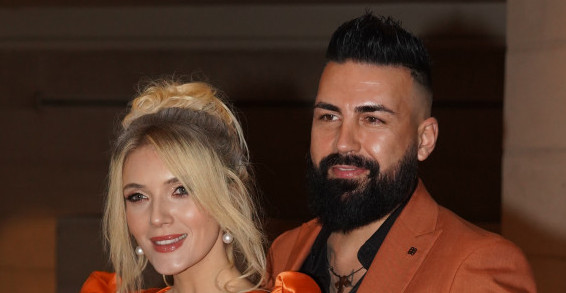 NIKOLINA KOVAČ I SAŠA KAPOR OČEKUJU TREĆE DETE: Pevačica pokazala stomak i otkrila pol bebe (VIDEO)