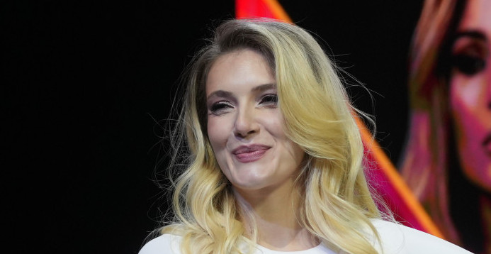 NIKOLINA KOVAČ NIJE ŽELELA DA SE PORODI U PRIVATNOM PORODILIŠTU: Pevačica donela sina na svet u državnoj bolnici, ima poseban razlog za to