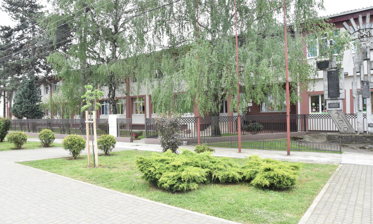 SPREČENA TRAGEDIJA U ŠKOLI U ŠAPCU! Učenik doneo nož, roditelji u panici: "Ne puštamo decu na nastavu"