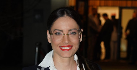 ZALIZANA KOSA, A OKO RUKE ZLATNA NARUKVICA! Mirka Vasiljević sedi za stolom u šik izdanju, ali njen izgled brine sve!