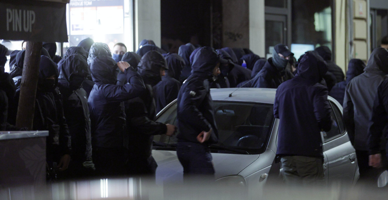 NAVIJAČI S FANTOMKAMA PRIPREMILI HAOS U CENTRU GRADA Odzvanjalo "za dom spremni"! Pogledajte protest Torcida u Splitu