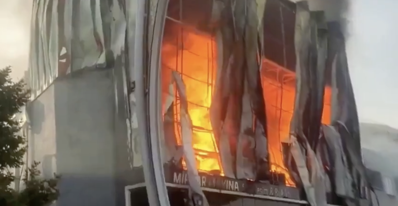 IMA MRTVIH U STRAVIČNOM POŽARU U TURSKOJ Horor prizor buktinje koja guta zgradu! (VIDEO)