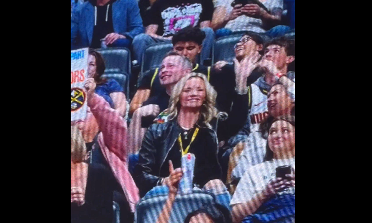 ŠOU UKRADEN SA TRIBINA Pogledajte šta je uradila mama Jokićevog saigrača! Dvorana gledala samo u nju (FOTO/VIDEO)