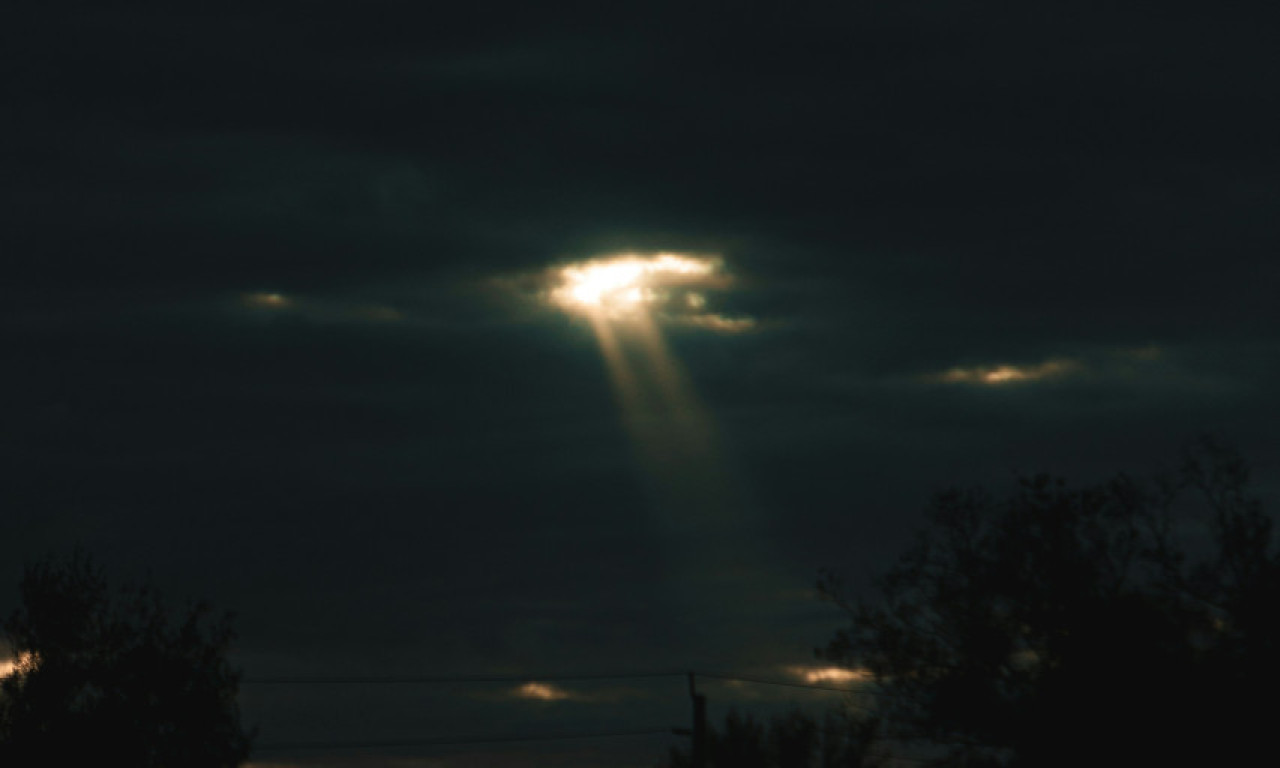 MISTERIOZNO SVETLO NA NEBU IZNAD MLADENOVCA Pogledajte neverovatan snimak (VIDEO)