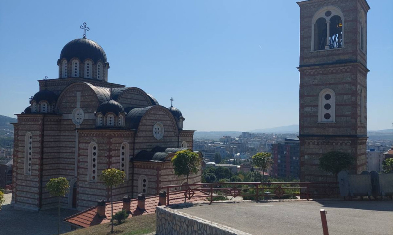 U KOSOVSKOJ MITROVICI OBELEŽENA SLAVA MITROVDAN Mitropolit Teodosije vernicima preneo moćnu poruku