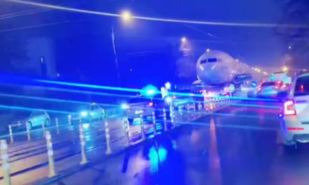 ČUDO NEVIĐENO U KOMŠILUKU! Vozači morali da stanu da propuste avion (VIDEO)