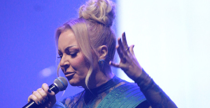 IVANA SELAKOV I ĆERKA POKOJNOG DARKA RADOVANOVIĆA U SUZAMA: Pevala čuvenih hit, pa zaplakala (VIDEO)