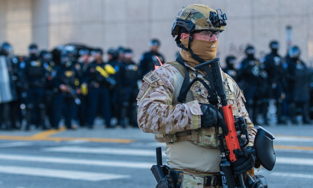 MUŠKARAC PUCAO U FEDERALNE AGENTE Pogledajte kakav je haos nastao tokom imigracionih operacija u Čikagu (VIDEO)