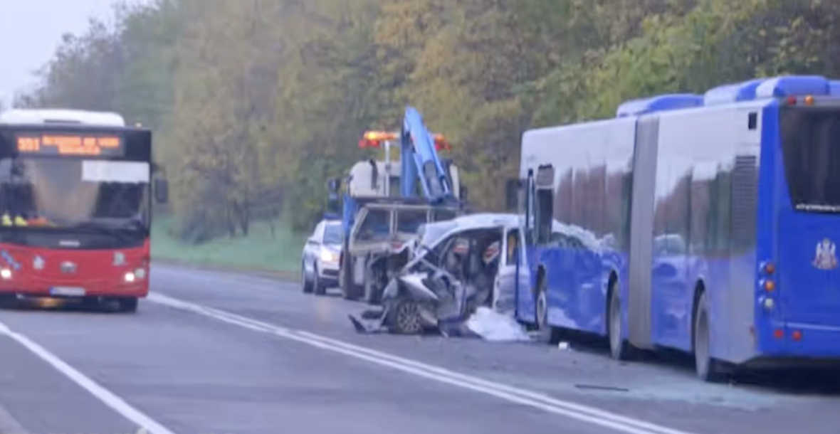 TELO POGINULOG JOŠ UVEK LEŽI NA OBRENOVAČKOM PUTU IZMEĐU AUTOMOBILA I AUTOBUSA Sumnja se da je ovo uzrok nesreće!