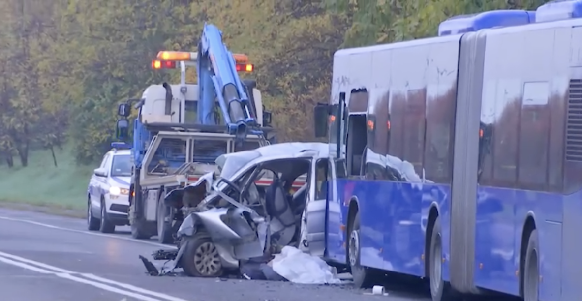 PRVE SLIKE STRAŠNE NESREĆE KOD UMKE Poginuo vozač! Autobus zgužvao automobil (FOTO)