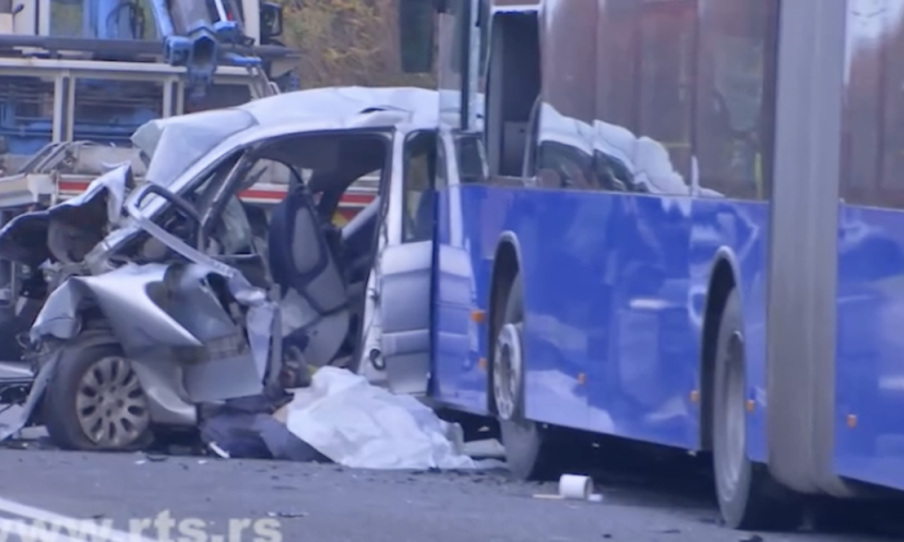 MUŠKARAC (47) PREŠAO U SUPROTNU TRAKU I "ZAKUCAO" SE U AUTOBUS Detalji nesreće kod Umke