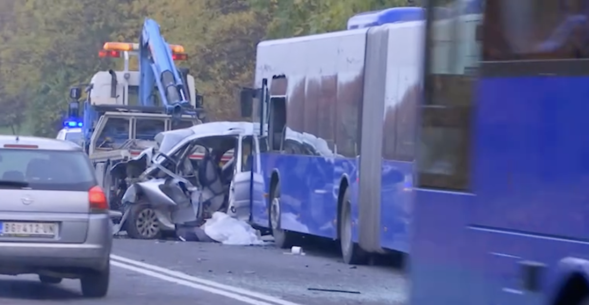 DIREKTAN SUDAR AUTOBUSA I AUTOMOBILA, IMA MRTVIH! Teška nesreća na Obrenovačkom putu